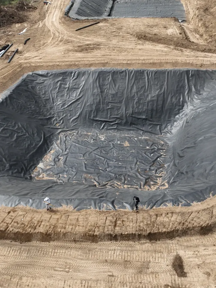 Vaso revestido con geomembrana en la obra de Xotla, vista aérea